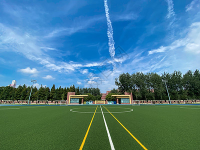 草坪操场学校图片